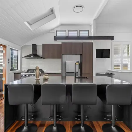 Elegant Dual-level Near Cafes, Parks & River Holiday home Brisbane