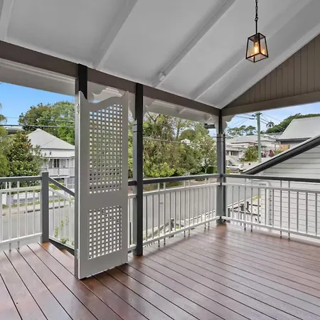Elegant Dual-level Near Cafes, Parks & River Brisbane