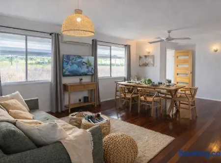 Holiday home 2br Chic Urban Escape In Norman Park Near Bne With Parking Brisbane