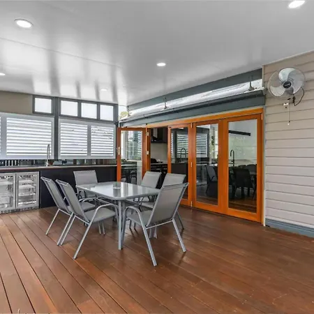 Holiday home Elegant Dual-level Near Cafes, Parks & River Brisbane