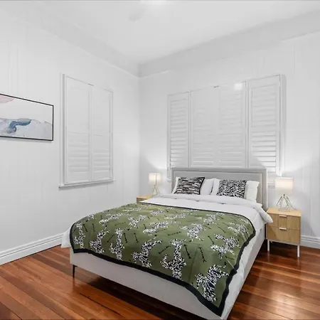 Holiday home Elegant Dual-level Near Cafes, Parks & River