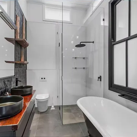 Elegant Dual-level Near Cafes, Parks & River Holiday home Brisbane