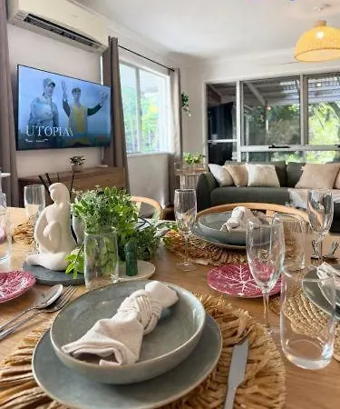 Holiday home 2br Chic Urban Escape In Norman Park Near Bne With Parking *