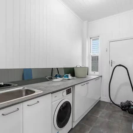 Elegant Dual-level Near Cafes, Parks & River Holiday home *