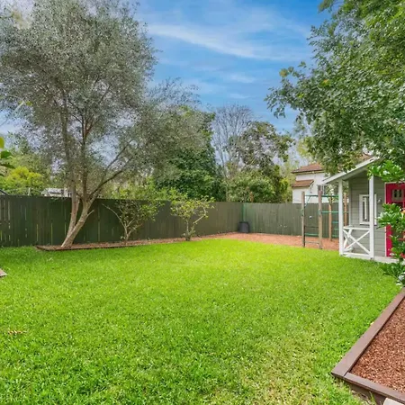 Elegant Dual-level Near Cafes, Parks & River Holiday home Brisbane