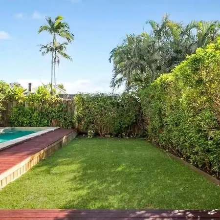 East Federation-style Pool Holiday home