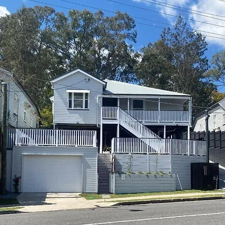 Holiday home Heart Of Milton 4b2b Ac 2tvs Private Parking Walk To Suncorp Stadium