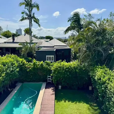 East Federation-style Pool Holiday home *