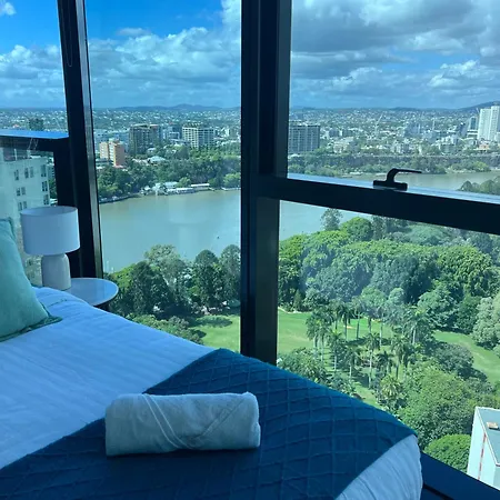 A Gallery In The Sky! Balcony, Pool And Parking At Skytower Level 33 Views In Brisbane! Apartment Brisbane