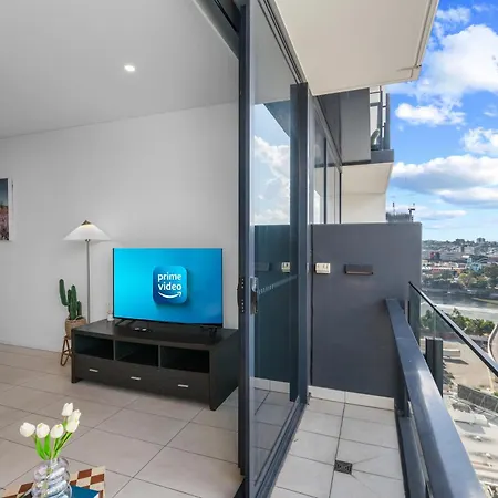 Modern 2br With River View & Free Parking!