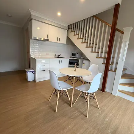 Homestay Cozy Sunnybank Base - Unit 3 | Near Shops & Eats *