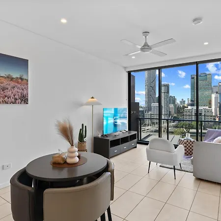 Apartment Modern 2br With River View & Free Parking!