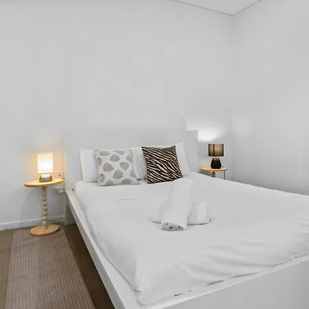 Modern 2br With River View & Free Parking! *