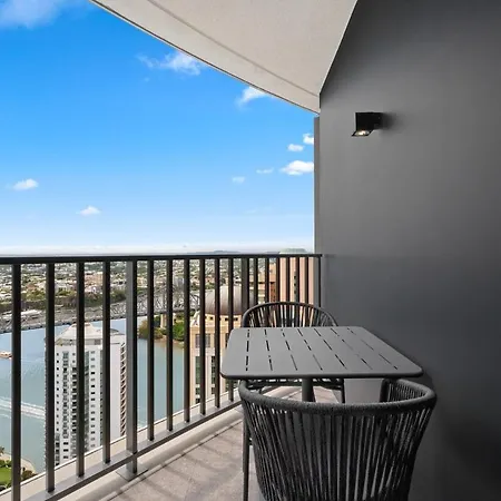 The Story - 2bed-2bath-2car-pool-views - Cbd Apartment *