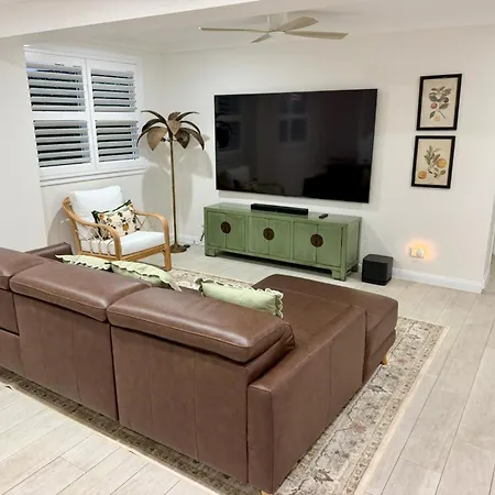 Holiday home 4bdr Queenslander With Pool Near Manly Esplanade *
