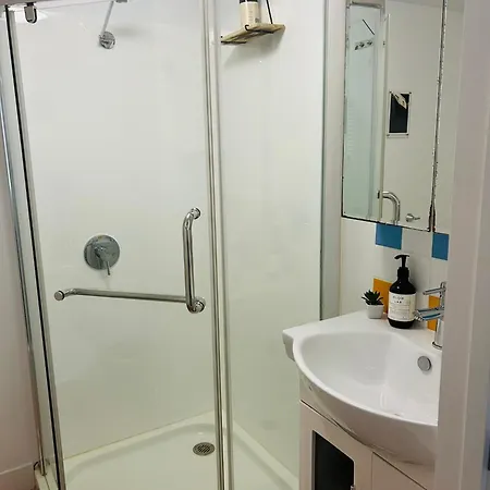 Guest house Nicole - Private & Bathroom - 6kms From Brisbane