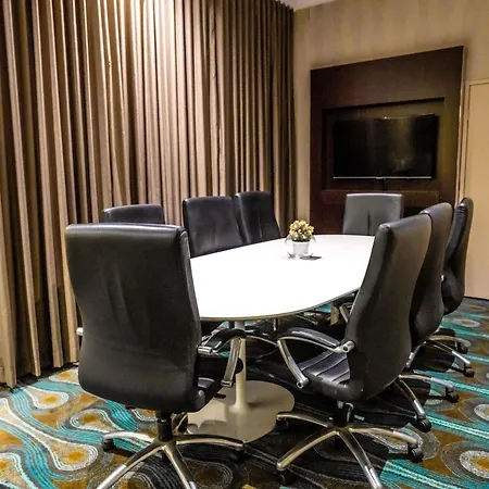 Pullman King George Square Hotel 5*