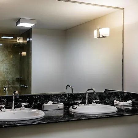 Pullman King George Square Hotel 5*