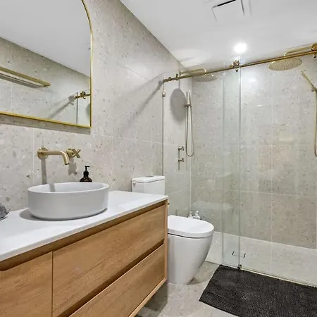 Hidden Oasis! 2bed/2bath/1car ~ 5mins To Cbd Apartment