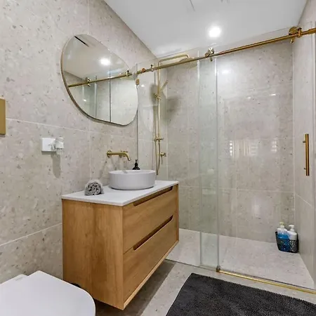 Hidden Oasis! 2bed/2bath/1car ~ 5mins To Cbd * Brisbane