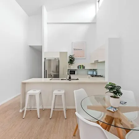 Hidden Oasis! 2bed/2bath/1car ~ 5mins To Cbd Apartment