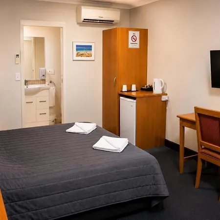 Queensport Hotel Motel 4*