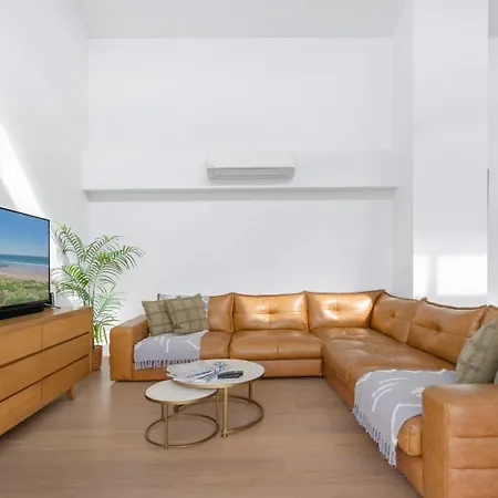 Hidden Oasis! 2bed/2bath/1car ~ 5mins To Cbd *
