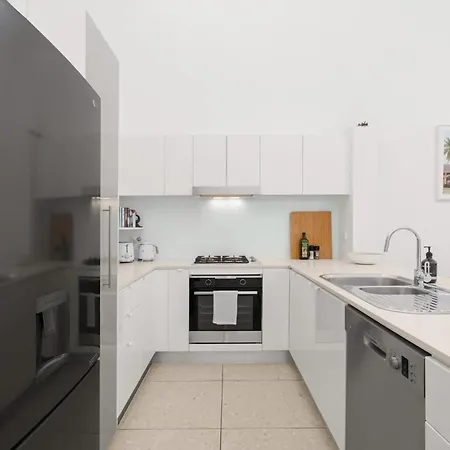 Hidden Oasis! 2bed/2bath/1car ~ 5mins To Cbd Apartment *