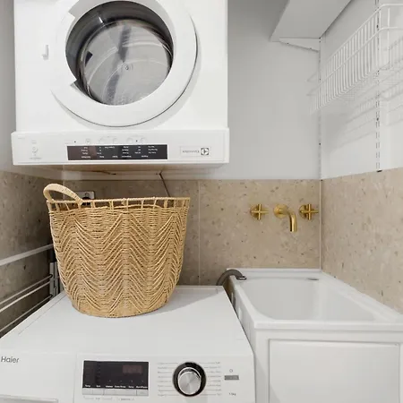 Hidden Oasis! 2bed/2bath/1car ~ 5mins To Cbd Apartment Brisbane