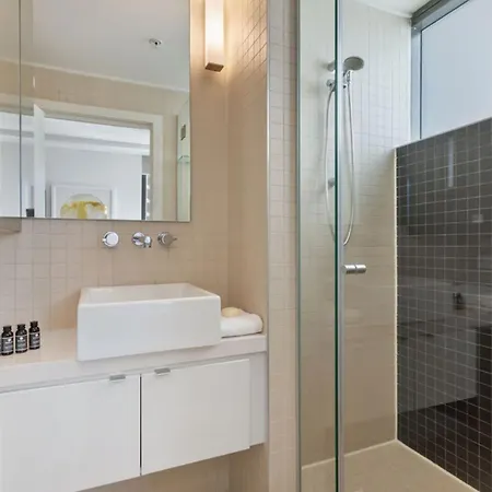 Quattro On Astor Aparthotel 4*