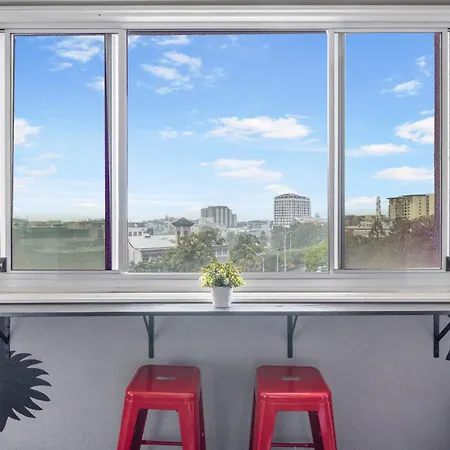 Retro Chic Vibes, Tropical Pool & Prime Location Brisbane