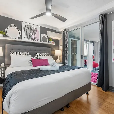Retro Chic Vibes, Tropical Pool & Prime Location Apartment *