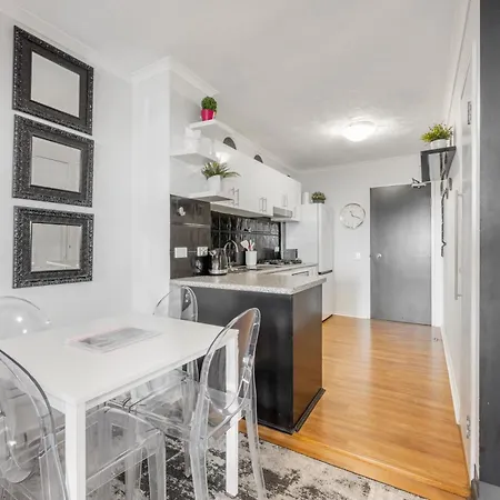 Retro Chic Vibes, Tropical Pool & Prime Location * Brisbane