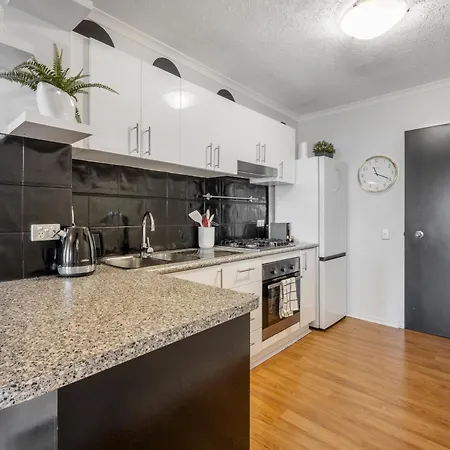 Retro Chic Vibes, Tropical Pool & Prime Location Brisbane