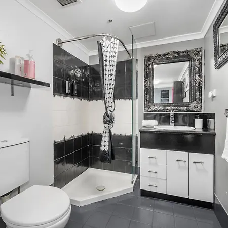 Retro Chic Vibes, Tropical Pool & Prime Location Brisbane