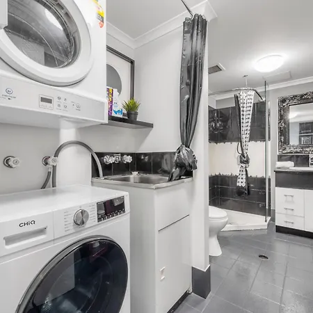 Apartment Retro Chic Vibes, Tropical Pool & Prime Location Brisbane