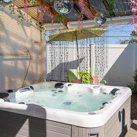 Homestay Hot Tub, Ice Bath, Gym, Sauna, Pool Table Coorparoo Haven Brisbane