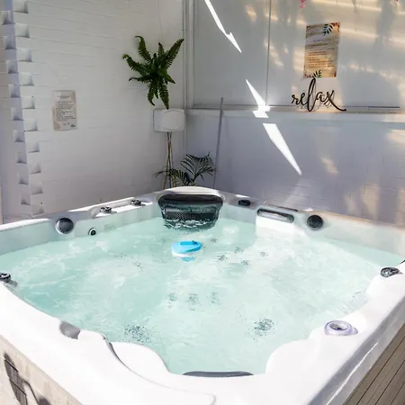 Hot Tub, Ice Bath, Gym, Sauna, Pool Table Coorparoo Haven *