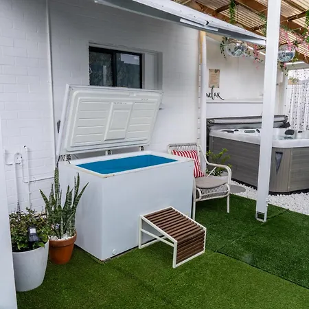 Hot Tub, Ice Bath, Gym, Sauna, Pool Table Coorparoo Haven Brisbane