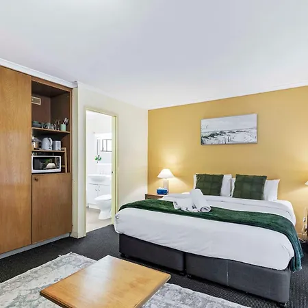 Leafy Retreat Near Shops Motorway Access By Custom Hosting Hotel