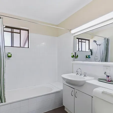 Leafy Retreat Near Shops Motorway Access By Custom Hosting * Brisbane