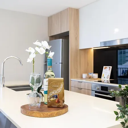 Rooftop Pool Stunning Queen Street Apartment