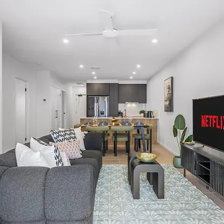 Family Retreat - Free Secure Car Park, Garden Westfield Shopping, Restaurants Apartment *