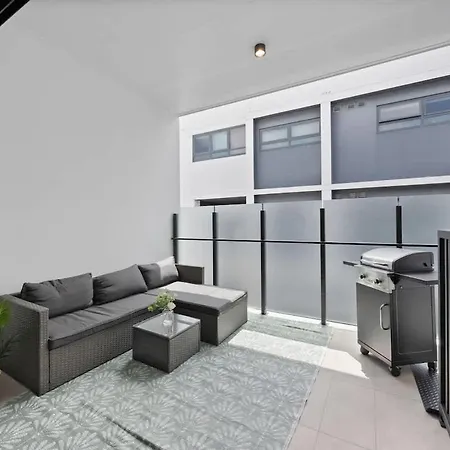 West End - Free Secure Car Park - Walk To Restaurants - Convention Centre Apartment