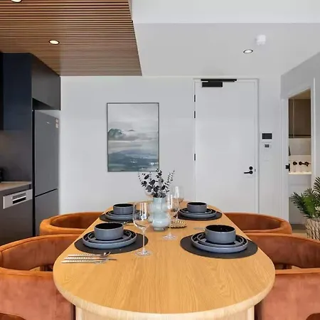 West End - Free Secure Car Park - Walk To Restaurants - Convention Centre Apartment *