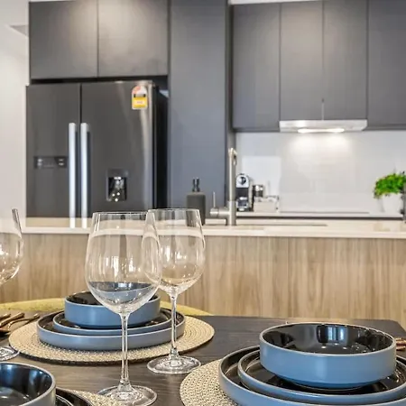 Apartment Family Retreat - Free Secure Car Park, Garden Westfield Shopping, Restaurants *