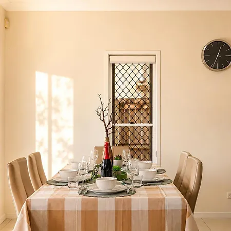 Holiday home 5br Family - Ev Car Point At Home, 2 Master - Near Sunnybank, Qeii, Qsac And Griffith Uni *
