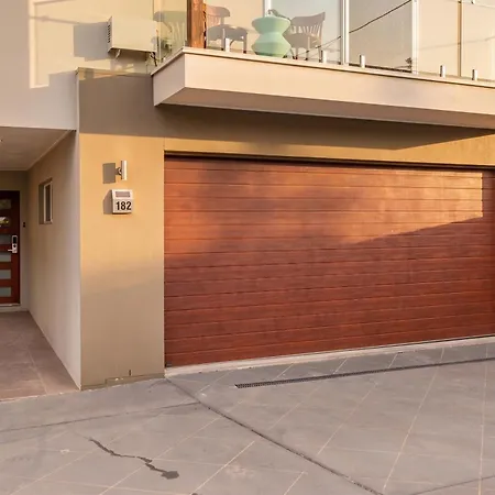 Holiday home 5br Family - Ev Car Point At Home, 2 Master - Near Sunnybank, Qeii, Qsac And Griffith Uni