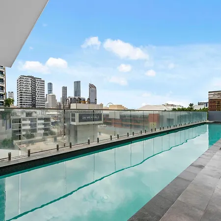 Stylish South Bank With King Bed, Pool And Balcony