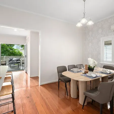 Stylish 4bedroom Outdoor Dining And Access Holiday home